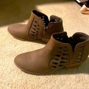 Size 7 short heel boots, color brown